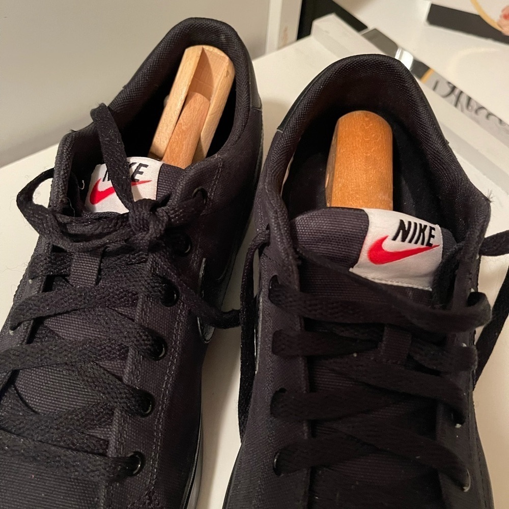 Nikes very nice and  simple sneaker with black logo in two sides - Picture 4 of 16